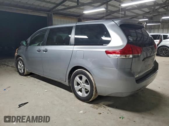 ✅ 2013 Toyota Sienna L • VIN: 5TDZK3DC3DS281334 • Лот: 94892005. Опубликован ранее на Copart с пробегом 264 714 миль. Бесплатный доступ к архиву аукционных продаж из США и подробный отчёт об истории автомобиля на DreamBid. Изображение 2.