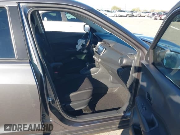 ✅ 2025 Nissan Kicks Play S • VIN: 3N1CP5BV6SL484313 • Lot: 43792879. Listed on IAAI with 1,021 mi. Free auction sales archive from the USA and detailed vehicle history report at DreamBid. Image 5.