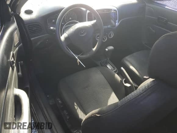 2008 Hyundai Accent GS z VIN KMHCM36C48U068659, wystawiony jako Copart lot #76048994 z przebiegiem 123 108 mil mil oraz Szkoda całkowita • Salvage title. Historia ofert i sprzedaży dostępna na DreamBid. Obrazek 8.