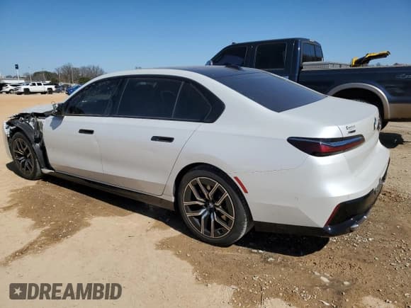 ✅ 2023 BMW 7 Series 760i xDrive • VIN: WBA33EJ06PCM56607 • Лот: 47292025. Опубликован ранее на Copart с пробегом 24 064 миль. Бесплатный доступ к архиву аукционных продаж из США и подробный отчёт об истории автомобиля на DreamBid. Изображение 2.