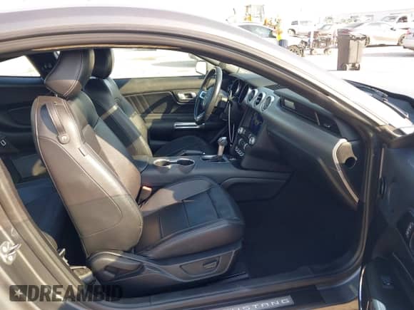 2022 Ford Mustang EcoBoost z VIN 1FA6P8TH1N5106091, wystawiony jako IAAI lot #43206951 z przebiegiem 46 792 mil mil oraz . Historia ofert i sprzedaży dostępna na DreamBid. Obrazek 5.