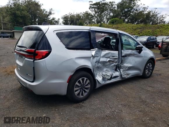 ✅ 2024 Chrysler Pacifica Hybrid Select • VIN: 2C4RC1S71RR166741 • Lot: 70136935. Listed on Copart with 17,555 mi. Free auction sales archive from the USA and detailed vehicle history report at DreamBid. Image 3.