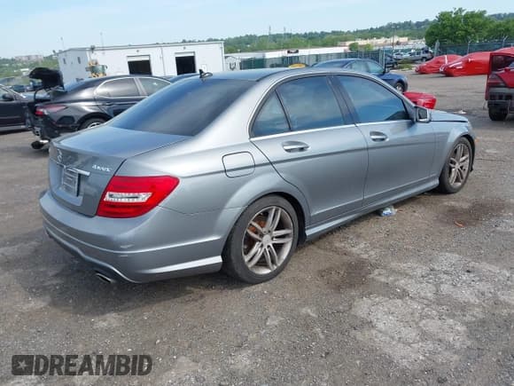 ✅ 2012 Mercedes-Benz C 300 Sport • VIN: WDDGF8BB7CR201054 • Lot: 42240771. Wystawiony na IAAI z przebiegiem 171 416 mil. Bezpłatny archiwum sprzedaży aukcyjnych z USA i szczegółowy raport historii pojazdu na DreamBid. Zdjęcie 4.