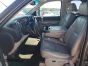 ✅ 2007 Chevrolet Silverado 2500HD 2LT • VIN: 1GCHK29607E590679 • Lot: 71999214. Wystawiony na Copart z przebiegiem 123 046 mil. Bezpłatny archiwum sprzedaży aukcyjnych z USA i szczegółowy raport historii pojazdu na DreamBid. Zdjęcie 7.