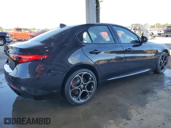 ✅ 2022 Alfa Romeo Giulia Veloce • VIN: ZARFAMBN1N7654274 • Lot: 49275785. Listed on Copart with 9,507 mi. Free auction sales archive from the USA and detailed vehicle history report at DreamBid. Image 3.