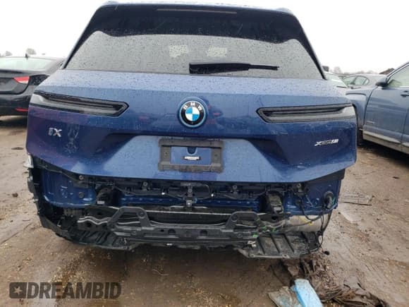 ✅ 2023 BMW iX xDrive50 • VIN: WB523CF04PCM84946 • Lot: 47995414. Wystawiony na Copart z przebiegiem 6 037 mil. Bezpłatny archiwum sprzedaży aukcyjnych z USA i szczegółowy raport historii pojazdu na DreamBid. Zdjęcie 6.