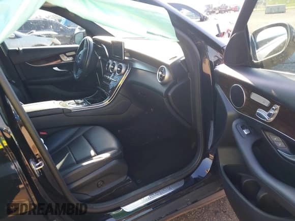 ✅ 2018 Mercedes-Benz GLC 300 • VIN: WDC0G4KBXJV070430 • Lot: 43344455. Listed on IAAI with 67,078 mi. Free auction sales archive from the USA and detailed vehicle history report at DreamBid. Image 5.