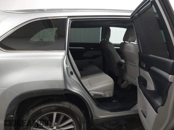 ✅ 2017 Toyota Highlander XLE • VIN: 5TDJZRFH3HS465604 • Lot: 43421333. Listed on IAAI with 93,238 mi. Free auction sales archive from the USA and detailed vehicle history report at DreamBid. Image 8.