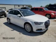 ✅ 2018 Audi A3 e-tron Sportback Premium Plus • VIN: WAUTPBFF5JA114701 • Lot: 66416855. Wystawiony na Copart z przebiegiem 132 964 mil. Bezpłatny archiwum sprzedaży aukcyjnych z USA i szczegółowy raport historii pojazdu na DreamBid. Zdjęcie 4.
