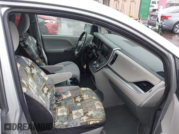 ✅ 2020 Toyota Sienna LE Auto Access Seat • VIN: 5TDKZ3DC2LS053563 • Лот: 41592409. Опубликован ранее на IAAI с пробегом 55 128 миль. Бесплатный доступ к архиву аукционных продаж из США и подробный отчёт об истории автомобиля на DreamBid. Изображение 5.