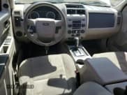 ✅ 2010 Ford Escape Hybrid • VIN: 1FMCU4K30AKB92313 • Lot: 54142145. Wystawiony na Copart z przebiegiem 159 175 mil. Bezpłatny archiwum sprzedaży aukcyjnych z USA i szczegółowy raport historii pojazdu na DreamBid. Zdjęcie 8.