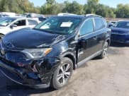 ✅ 2017 Toyota RAV4 XLE • VIN: 2T3RFREV2HW611850 • Lot: 43401879. Wystawiony na IAAI z przebiegiem 72 089 mil. Bezpłatny archiwum sprzedaży aukcyjnych z USA i szczegółowy raport historii pojazdu na DreamBid. Zdjęcie 6.