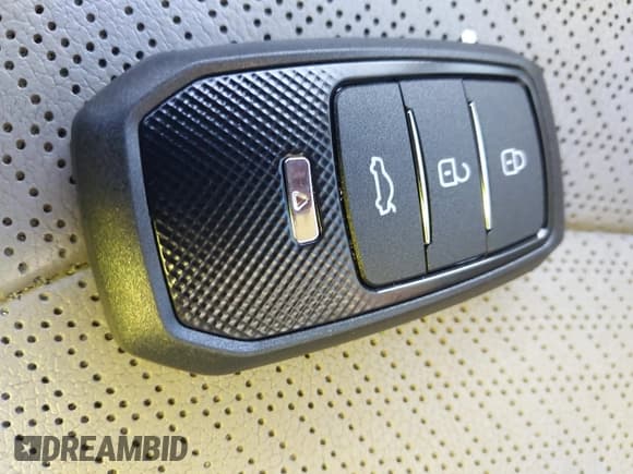 ✅ 2018 Hyundai Elantra SEL • VIN: 5NPD84LF8JH271667 • Lot: 43487626. Listed on IAAI with 115,255 mi. Free auction sales archive from the USA and detailed vehicle history report at DreamBid. Image 11.