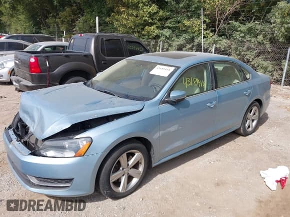 ✅ 2013 Volkswagen Passat SE • VIN: 1VWBP7A38DC117333 • Lot: 43189418. Wystawiony na IAAI z przebiegiem 199 732 mil. Bezpłatny archiwum sprzedaży aukcyjnych z USA i szczegółowy raport historii pojazdu na DreamBid. Zdjęcie 2.