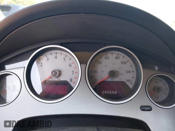 ✅ 2011 Volkswagen Routan SE • VIN: 2V4RW3DG3BR643472 • Lot: 43255437. Wystawiony na IAAI z przebiegiem 285 668 mil. Bezpłatny archiwum sprzedaży aukcyjnych z USA i szczegółowy raport historii pojazdu na DreamBid. Zdjęcie 7.