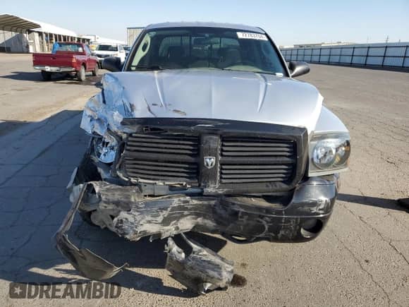 2007 Dodge Dakota SLT z VIN 1D7HW48N97S242802, wystawiony jako Copart lot #72783704 z przebiegiem 151 906 mil mil oraz Szkoda całkowita • Salvage title. Historia ofert i sprzedaży dostępna na DreamBid. Obrazek 5.