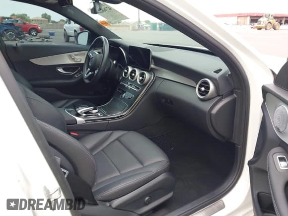 ✅ 2019 Mercedes-Benz C 300 • VIN: 55SWF8EBXKU306059 • Lot: 42760067. Wystawiony na IAAI z przebiegiem 21 034 mil. Bezpłatny archiwum sprzedaży aukcyjnych z USA i szczegółowy raport historii pojazdu na DreamBid. Zdjęcie 5.