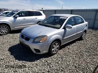 ✅ 2011 Kia Rio LX • VIN: KNADH4A34B6848860 • Лот: 66870985. Опубликован ранее на Copart с пробегом 112 024 миль. Бесплатный доступ к архиву аукционных продаж из США и подробный отчёт об истории автомобиля на DreamBid. Изображение 1.