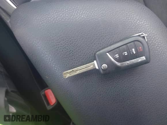 2021 Toyota Camry LE z VIN 4T1C11BK7MU020531, wystawiony jako IAAI lot #42761835 z przebiegiem 56 145 mil mil oraz . Historia ofert i sprzedaży dostępna na DreamBid. Obrazek 11.