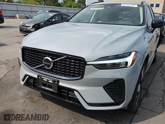 ✅ 2024 Volvo XC60 Plus Dark Theme • VIN: YV4H60DL9R1860490 • Lot: 69792745. Listed on Copart with 6,520 mi. Free auction sales archive from the USA and detailed vehicle history report at DreamBid. Image 14.