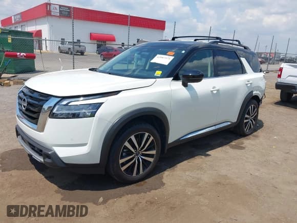 ✅ 2024 Nissan Pathfinder Platinum • VIN: 5N1DR3DH2RC266135 • Lot: 42987573. Wystawiony na IAAI z przebiegiem 15 138 mil. Bezpłatny archiwum sprzedaży aukcyjnych z USA i szczegółowy raport historii pojazdu na DreamBid. Zdjęcie 23.