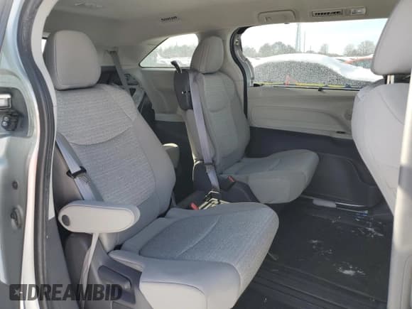 ✅ 2021 Toyota Sienna LE • VIN: 5TDKRKECXMS070833 • Lot: 86757214. Listed on Copart with 48,517 mi. Free auction sales archive from the USA and detailed vehicle history report at DreamBid. Image 11.