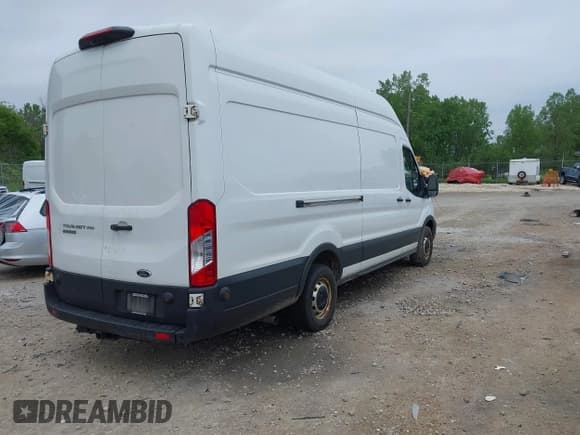 ✅ 2020 Ford Transit Cargo • VIN: 1FTBR3X83LKB51984 • Lot: 42567147. Wystawiony na IAAI z przebiegiem 209 178 mil. Bezpłatny archiwum sprzedaży aukcyjnych z USA i szczegółowy raport historii pojazdu na DreamBid. Zdjęcie 4.