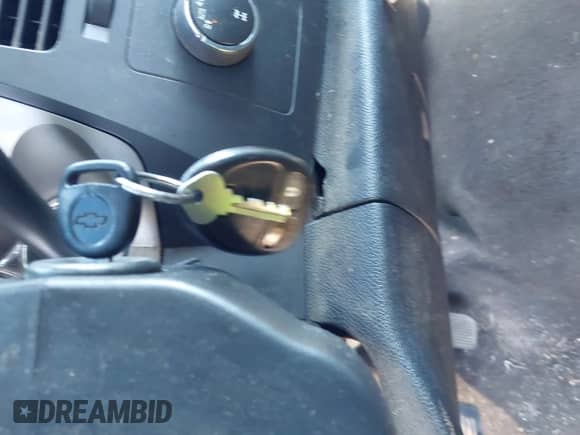 2009 Chevrolet Silverado 1500 LT z VIN 1GCEK29J79Z126226, wystawiony jako IAAI lot #43485064 z przebiegiem 249 687 mil mil oraz . Historia ofert i sprzedaży dostępna na DreamBid. Obrazek 11.