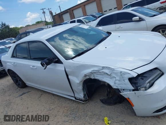 ✅ 2021 Chrysler 300 S • VIN: 2C3CCABG5MH634303 • Lot: 42794120. Listed on IAAI with 94,597 mi. Free auction sales archive from the USA and detailed vehicle history report at DreamBid. Image 13.