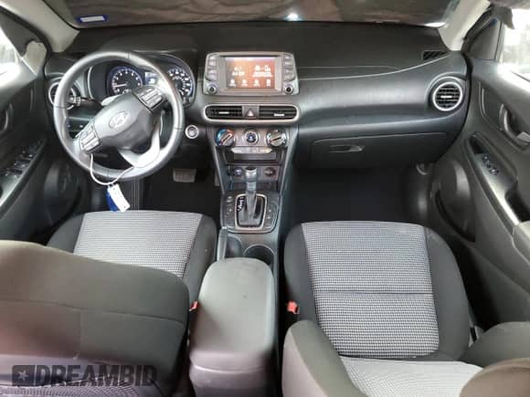 2020 Hyundai Kona SEL z VIN KM8K22AA7LU494405, wystawiony jako Copart lot #55375593 z przebiegiem 18 788 mil mil oraz . Historia ofert i sprzedaży dostępna na DreamBid. Obrazek 8.