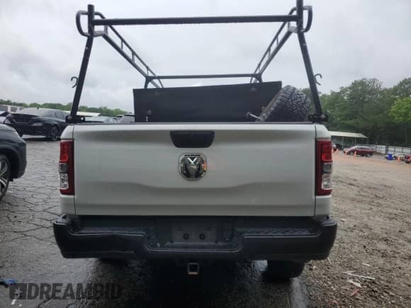 2023 Ram 1500 Tradesman z VIN 1C6RRENT1PN633382, wystawiony jako Copart lot #58935685 z przebiegiem Nie podano mil oraz Szkoda całkowita • Salvage title. Historia ofert i sprzedaży dostępna na DreamBid. Obrazek 6.