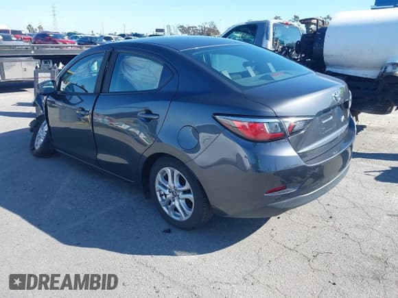 ✅ 2018 Toyota Yaris • VIN: 3MYDLBYV5JY322582 • Lot: 41829698. Wystawiony na IAAI z przebiegiem 61 077 mil. Bezpłatny archiwum sprzedaży aukcyjnych z USA i szczegółowy raport historii pojazdu na DreamBid. Zdjęcie 3.