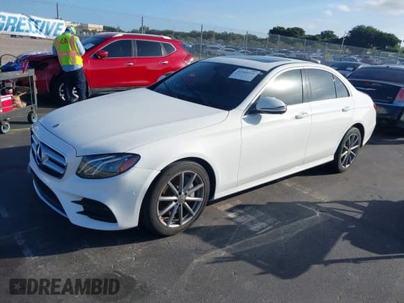 ✅ 2017 Mercedes-Benz E 300 Luxury • VIN: WDDZF4JB6HA121303 • Lot: 43544111. Wystawiony na IAAI z przebiegiem Nie podano. Bezpłatny archiwum sprzedaży aukcyjnych z USA i szczegółowy raport historii pojazdu na DreamBid. Zdjęcie 16.