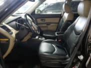 ✅ 2013 Kia Soul + • VIN: KNDJT2A64D7600205 • Лот: 48401535. Опубликован ранее на Copart с пробегом 140 475 миль. Бесплатный доступ к архиву аукционных продаж из США и подробный отчёт об истории автомобиля на DreamBid. Изображение 7.