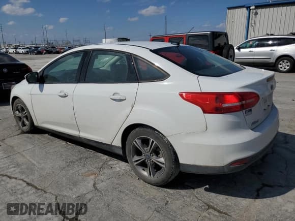 ✅ 2018 Ford Focus SE • VIN: 1FADP3FE8JL230182 • Lot: 43883684. Wystawiony na Copart z przebiegiem 68 301 mil. Bezpłatny archiwum sprzedaży aukcyjnych z USA i szczegółowy raport historii pojazdu na DreamBid. Zdjęcie 2.