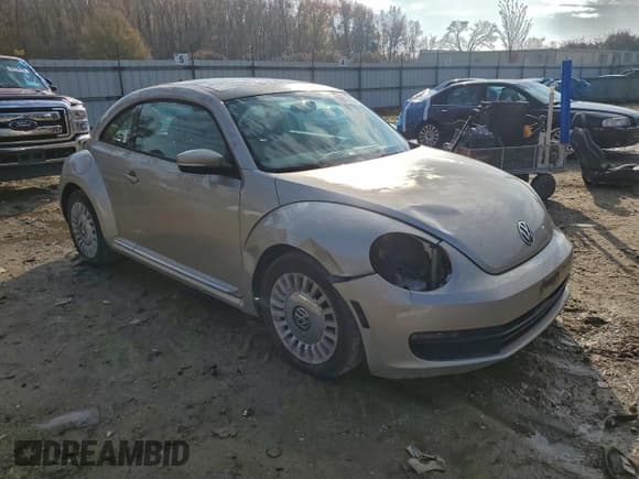 ✅ 2013 Volkswagen Beetle 2.5L • VIN: 3VWJX7AT8DM665018 • Lot: 93881815. Wystawiony na Copart z przebiegiem 120 905 mil. Bezpłatny archiwum sprzedaży aukcyjnych z USA i szczegółowy raport historii pojazdu na DreamBid. Zdjęcie 4.