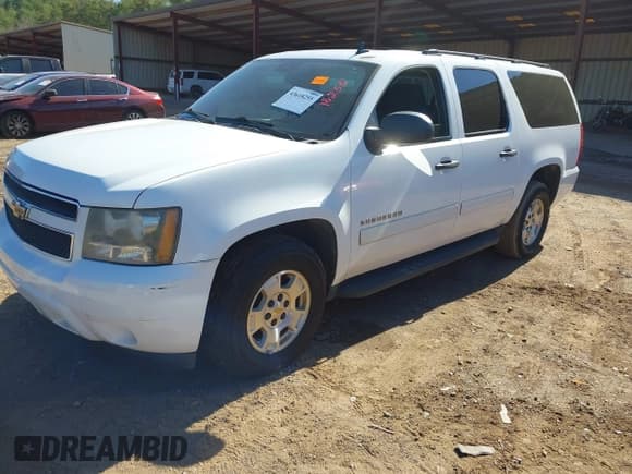 ✅ 2010 Chevrolet Suburban LS • VIN: 1GNUCHE07AR200622 • Lot: 43618255. Wystawiony na IAAI z przebiegiem 228 912 mil. Bezpłatny archiwum sprzedaży aukcyjnych z USA i szczegółowy raport historii pojazdu na DreamBid. Zdjęcie 2.