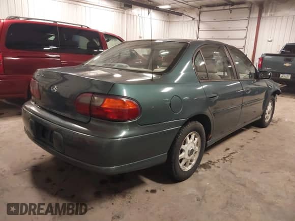 1998 Chevrolet Malibu LS z VIN 1G1NE52M6W6104642, wystawiony jako IAAI lot #41636923 z przebiegiem 116 944 mil mil oraz . Historia ofert i sprzedaży dostępna na DreamBid. Obrazek 4.