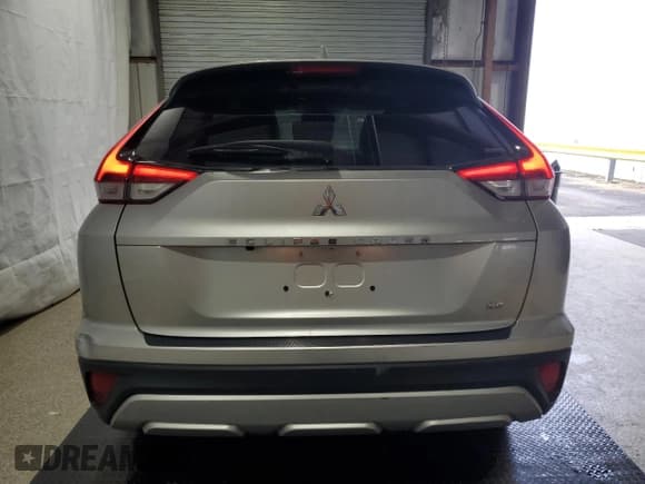 ✅ 2023 Mitsubishi Eclipse Cross SE • VIN: JA4ATWAAXPZ051866 • Lot: 68204255. Wystawiony na Copart z przebiegiem 28 043 mil. Bezpłatny archiwum sprzedaży aukcyjnych z USA i szczegółowy raport historii pojazdu na DreamBid. Zdjęcie 6.