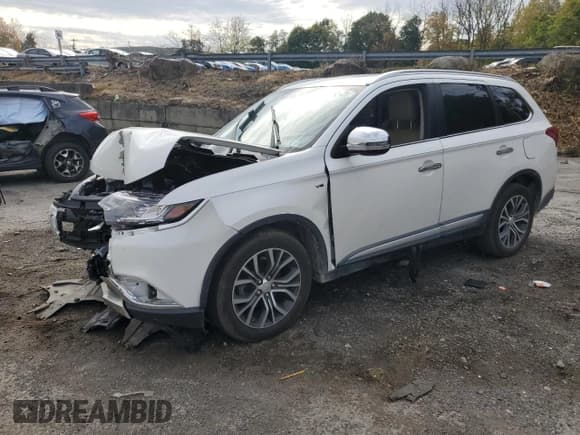 ✅ 2016 Mitsubishi Outlander GT • VIN: JA4JZ4AX2GZ012468 • Lot: 82414765. Listed on Copart with 95,564 mi. Free auction sales archive from the USA and detailed vehicle history report at DreamBid. Image 1.