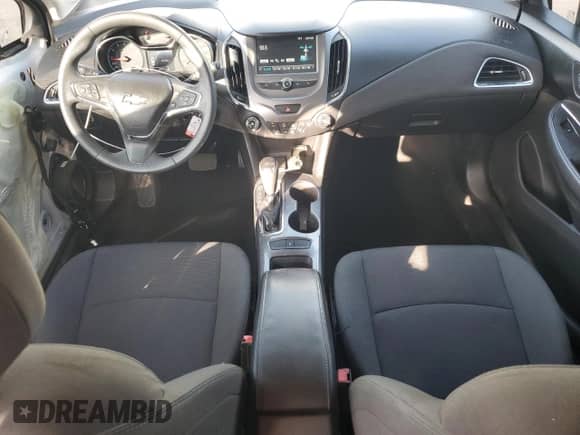 ✅ 2017 Chevrolet Cruze LT • VIN: 1G1BE5SM6H7104379 • Lot: 81688005. Wystawiony na Copart z przebiegiem 116 737 mil mil. Skorzystaj z bezpłatnego archiwum sprzedaży aukcyjnych z USA i zobacz szczegółowy raport historii pojazdu na DreamBid. Zdjęcie 8.