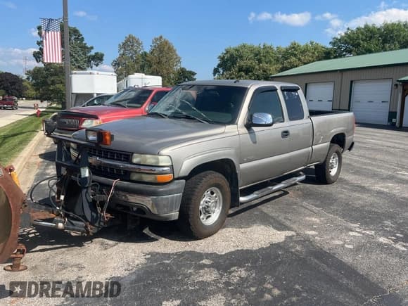 ✅ 2002 Chevrolet Silverado 2500 LS • VIN: 1GCGK29U82Z299620 • Lot: 69297405. Wystawiony na Copart z przebiegiem Nie podano. Bezpłatny archiwum sprzedaży aukcyjnych z USA i szczegółowy raport historii pojazdu na DreamBid. Zdjęcie 2.