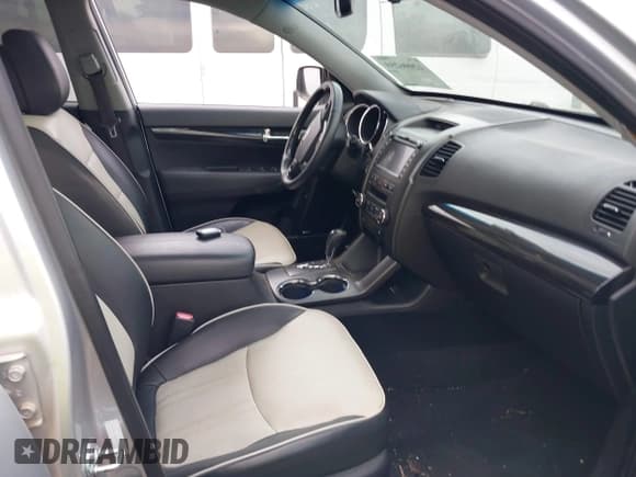 ✅ 2013 Kia Sorento SX • VIN: 5XYKW4A24DG409813 • Lot: 42096259. Listed on IAAI with 102,463 mi. Free auction sales archive from the USA and detailed vehicle history report at DreamBid. Image 5.