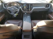 ✅ 2018 Volvo XC60 Momentum • VIN: LYV102RK0JB068923 • Lot: 90018685. Wystawiony na Copart z przebiegiem 67 853 mil. Bezpłatny archiwum sprzedaży aukcyjnych z USA i szczegółowy raport historii pojazdu na DreamBid. Zdjęcie 8.