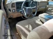 ✅ 1998 GMC Sierra 1500 • VIN: 2GTEC19R1W1548297 • Lot: 81727085. Wystawiony na Copart z przebiegiem 180 906 mil. Bezpłatny archiwum sprzedaży aukcyjnych z USA i szczegółowy raport historii pojazdu na DreamBid. Zdjęcie 8.