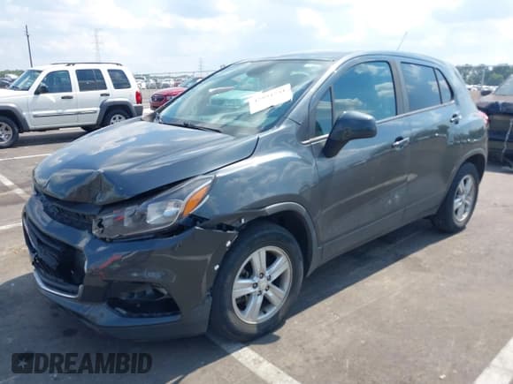 ✅ 2020 Chevrolet Trax LS • VIN: 3GNCJKSB1LL129013 • Lot: 42991541. Wystawiony na IAAI z przebiegiem 132 411 mil. Bezpłatny archiwum sprzedaży aukcyjnych z USA i szczegółowy raport historii pojazdu na DreamBid. Zdjęcie 2.