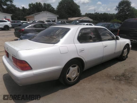 ✅ 2000 Lexus LS 400 • VIN: JT8BH28F4Y0180311 • Lot: 42517050. Listed on IAAI with 223,410 mi. Free auction sales archive from the USA and detailed vehicle history report at DreamBid. Image 4.