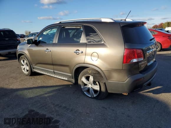 ✅ 2013 Kia Sorento EX • VIN: 5XYKUCA68DG321785 • Lot: 82552895. Wystawiony na Copart z przebiegiem 149 618 mil. Bezpłatny archiwum sprzedaży aukcyjnych z USA i szczegółowy raport historii pojazdu na DreamBid. Zdjęcie 2.