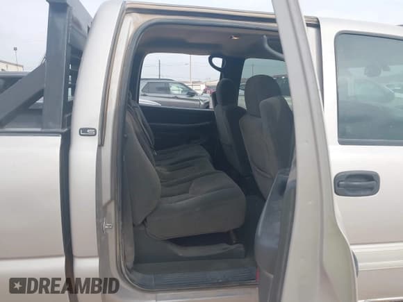 ✅ 2005 Chevrolet Silverado 2500HD LS • VIN: 1GCHK23275F915180 • Lot: 43714299. Wystawiony na IAAI z przebiegiem 135 346 mil. Bezpłatny archiwum sprzedaży aukcyjnych z USA i szczegółowy raport historii pojazdu na DreamBid. Zdjęcie 8.