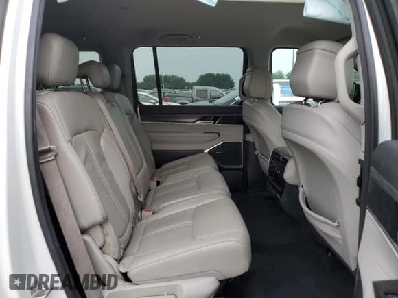 ✅ 2024 Jeep Wagoneer Series II • VIN: 1C4SJSBP3RS101577 • Lot: 68132145. Wystawiony na Copart z przebiegiem 38 815 mil. Bezpłatny archiwum sprzedaży aukcyjnych z USA i szczegółowy raport historii pojazdu na DreamBid. Zdjęcie 11.